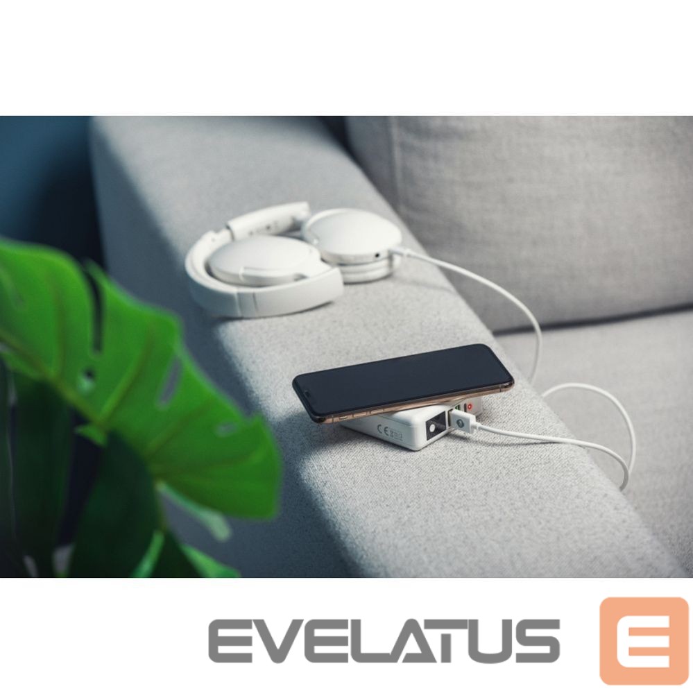 Adapteris Forcell Multifunction charger Forcell F-Energy 4in1 2 x USB A + USB C 15W + power bank 8000mAh + wireless charging white